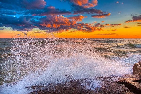 Jaynes Gallery 아티스트의 USA-New York-Lake Ontario Sunset waves on rocky shoreline작품입니다.